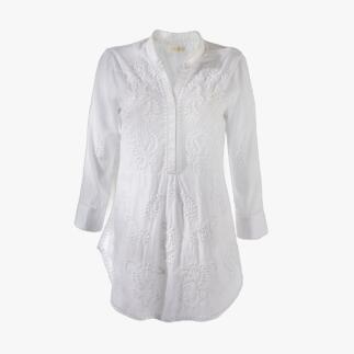 Helle, bestickte Hippie-Bluse in Weiß an einem Kleiderständer.
