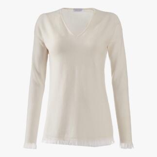 Weißer Fransen-Pullover mit V-Ausschnitt.