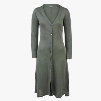 Grünes, langes Strickjacken-Kleid ausgelegt auf hellem Background.