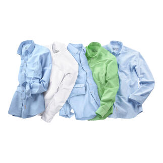 Mehrere BDO-Shirts in verschiedenen Farben auf einem Tisch.