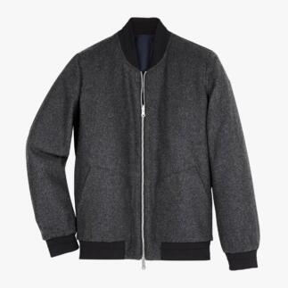 Wende-Blouson in grau, liegend auf einem Tisch.
