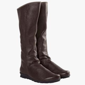 Braune Hirschleder-Stiefel mit hohem Schaft und flacher Sohle.