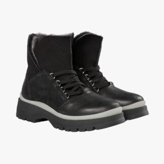 Paar schwarze Wanderschuhe, Seitenansicht.