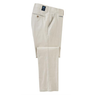 Beige Business-Leinenhose ordentlich gefaltet mit Taschen.