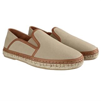 Beige Slip-On-Espadrilles mit braunen Akzenten.