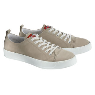 Waschbarer Nubukleder-Sneaker in Cremeweiß mit heller Sohle aus zwei Perspektiven.
