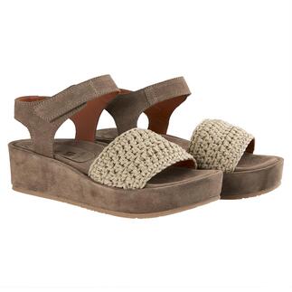 Braune Plateau-Häkel-Sandalen mit Häkelbändern.