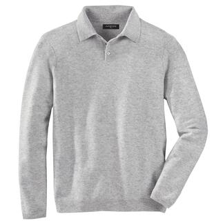 Hellgrauer Kaschmir-Pullover auf weißem Hintergrund.