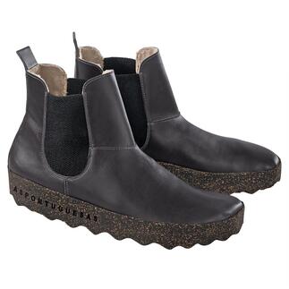 Paar schwarze Chelseaboots mit Korksohle auf weißem Hintergrund