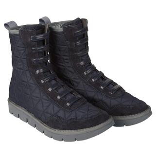 Schwarze Schlupf-Boots in Größe 36, flach liegend.