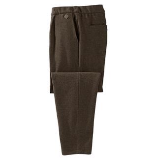 Herren-Softwalk-Hose in Dunkelbraun, auf einen Tisch gelegt.