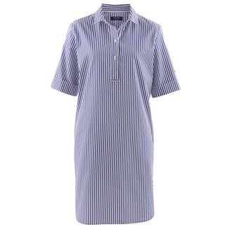 Gestreiftes Hemdkleid in Blau-Weiß, Vorderansicht.