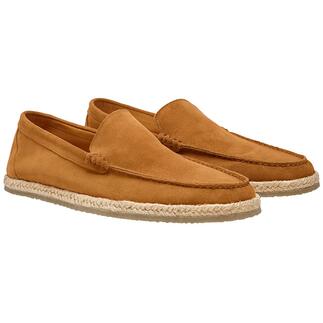 Zwei braune Espadrille-Mokassins nebeneinander auf hellem Hintergrund.
