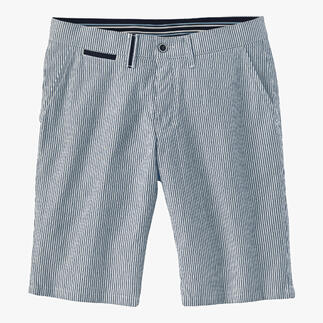Gestreifte Seersucker-Bermudas in Blau und Weiß mit seitlichen Taschen.