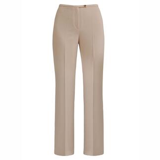 Beige Kofferhose, Vorderansicht mit Reißverschluss und Knopf.
