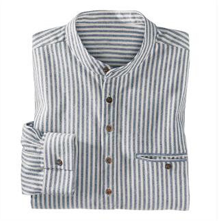 Gefaltetes gestreiftes Flanell-Shirt mit Knöpfen auf dem Tisch.