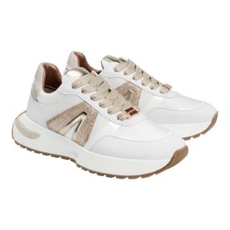 Moderne weiße Glamour-Sneaker mit goldenen Akzenten.
