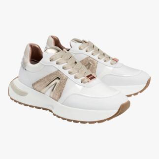Moderne weiße Glamour-Sneaker mit goldenen Akzenten.