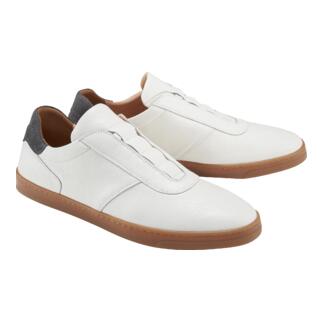 Zwei OCONI Slip-on Schuhe im Paar, weiß und grau.