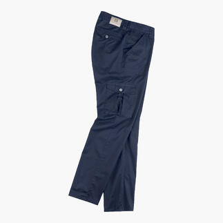 Cargo-Hose in Dunkelblau mit mehreren Taschen.
