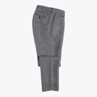 Graue Nadelstreifen-Hose aus seitlicher Perspektive.