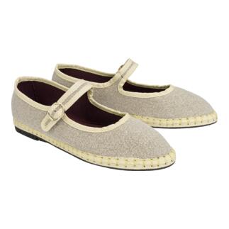 Beige Leinen-Mary Janes paarweise, leicht seitlich angeordnet.
