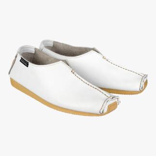 Zwei weiße Snipe® Bequem-Slipper von vorne.