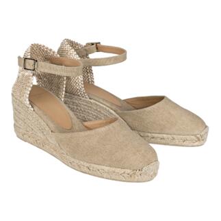 Paar Castañer Keil-Espadrilles in beige auf weißem Hintergrund.