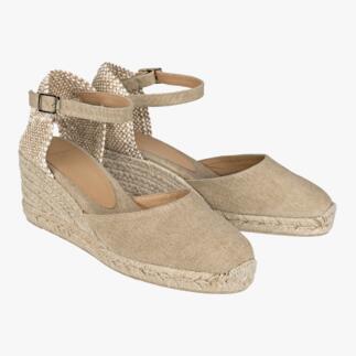 Paar Castañer Keil-Espadrilles in beige auf weißem Hintergrund.