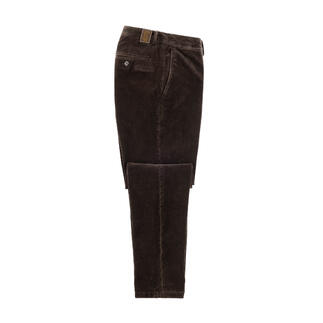 Dunkelbraune Samt-Hose, auf einem Tisch liegend mit geöffneter Tasche.