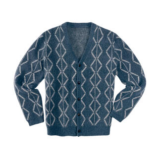 Blauer Brushed-Alpaka-Cardigan mit Rautenmuster auf einem weißen Hintergrund.