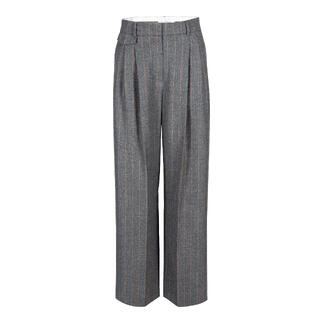 Vordere Ansicht der flexiblen Wide-leg Nadelstreifenhose mit Falten.