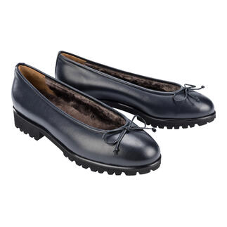 Zwei marinefarbene Lammfell-Ballerinas mit feinen Schleifen, nebeneinander.