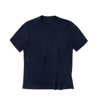 Dunkelblaues T-Shirt auf einem weißen Hintergrund.