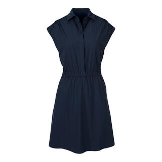 Schwarzes Kleid mit Kragen und Gummizug an der Taille auf weißem Hintergrund.