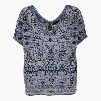 IVKO Ornament-Strickshirt in Blau auf einem weißen Hintergrund