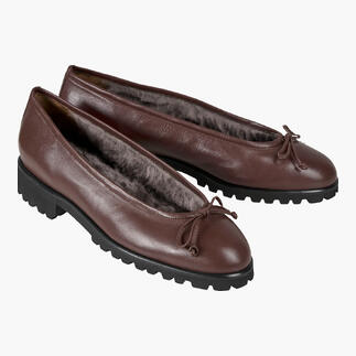Zweites Paar braune Lammfell-Ballerinas nebeneinander, mit weichem Futter.