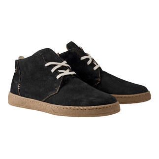 Schwarze Ultraleicht-Chukka-Schuhe mit hellen Schnürsenkeln auf neutralem Hintergrund.