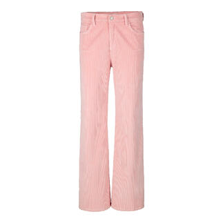 Rosa Wide-leg-Cordhose steht aufrecht vor neutralem Hintergrund.