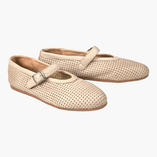 Perforierte Mary Janes in Beige mit Riemchen.