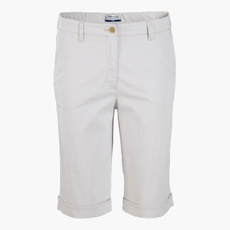 Vorderansicht der pearl grey Bermudas, elegant und lässig für den Sommer.