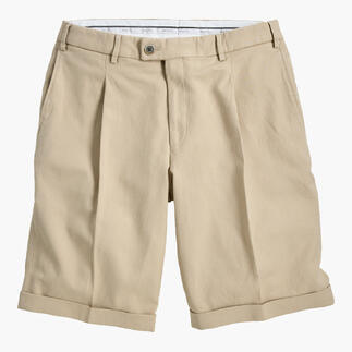 Bundfalten-Bermudas in Beige, lässig und elegant, auf einer neutralen Oberfläche.