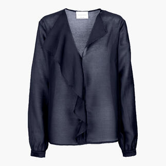 Dunkelblaue Lyocell-Musselin-Bluse mit lässigem Schnitt und drapiertem Kragen auf einem weißen Hintergrund.
