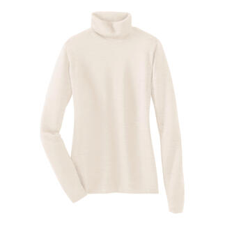 Wollweißer Rollkragenpullover auf weißem Hintergrund