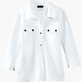 Weiße Bluse mit Knopfleiste und Brusttaschen auf weißem Hintergrund.