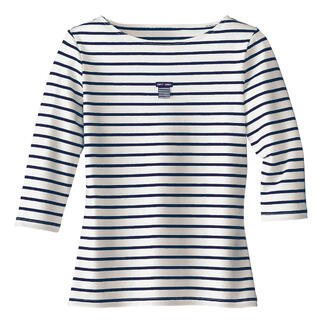 Weißes Breton-Shirt mit blauen Streifen und kleinem Logo auf Brusthöhe.
