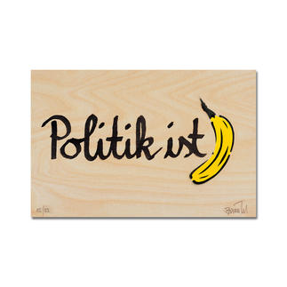 Holzplatte mit handschriftlicher Aufschrift 'Politik ist' und einer Banane.