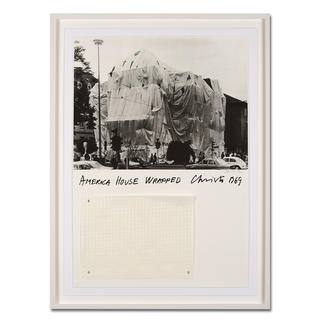 Christo – America House Wrapped Rarität: Über 50 Jahre alte, handsignierte Christo-Edition. Die letzten 25 Exemplare von „America House Wrapped“. Mit Original-Verhüllungsstoff. Maße: gerahmt 79 x 106 cm