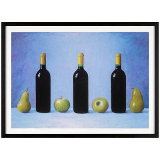 Drei Flaschen Wein und zwei Früchte auf einem blauen Tisch.