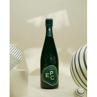 EPC Champagner Brut in einer eleganten Präsentation mit geometrischen Dekorationen.